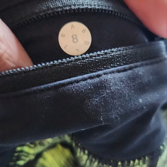 Lululemon down pour line light/ black speed shorts (2.5) size 8 - Picture 5 of 8